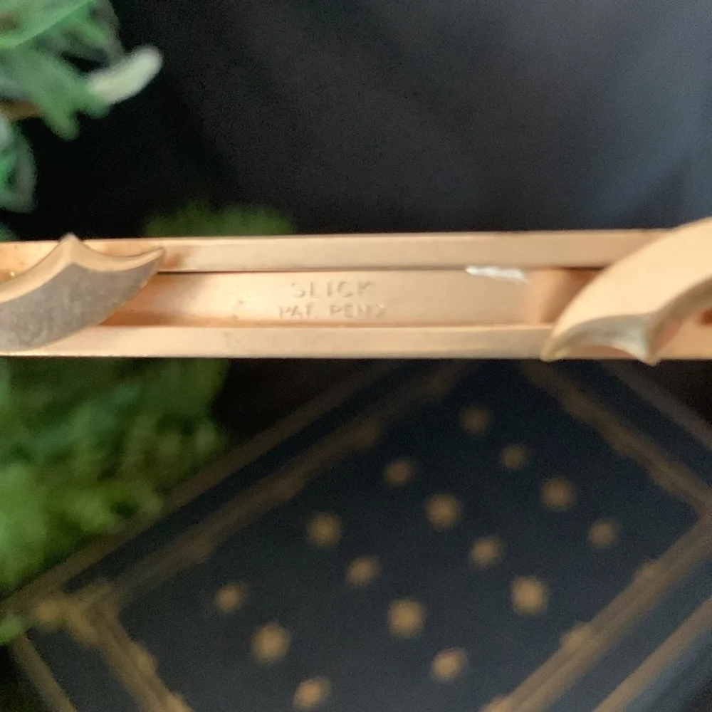 Vintage gold tone metal SLICK tie clip with Mother of Pearl daggers / knives - Picture 4 of 13